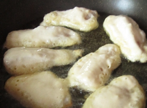 1. Этап. Камбала, жаренная во фритюре: Разогреваем масло во фритюре (можно в глубокой сковороде), обмакиваем кусочки рыбы в кляр, обжариваем со всех сторон до золотистого цвета на среднем огне.