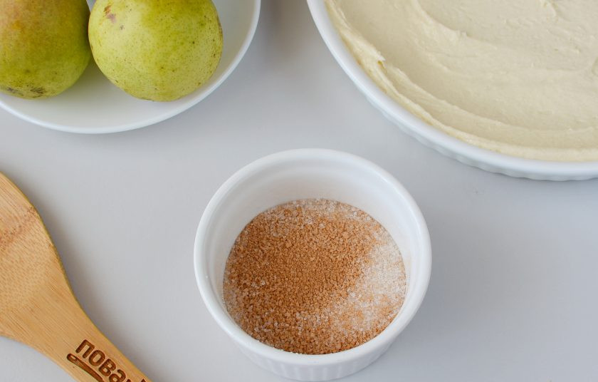 1. Этап. Грушевый пирог: Сахар для начинки смешайте с корицей.