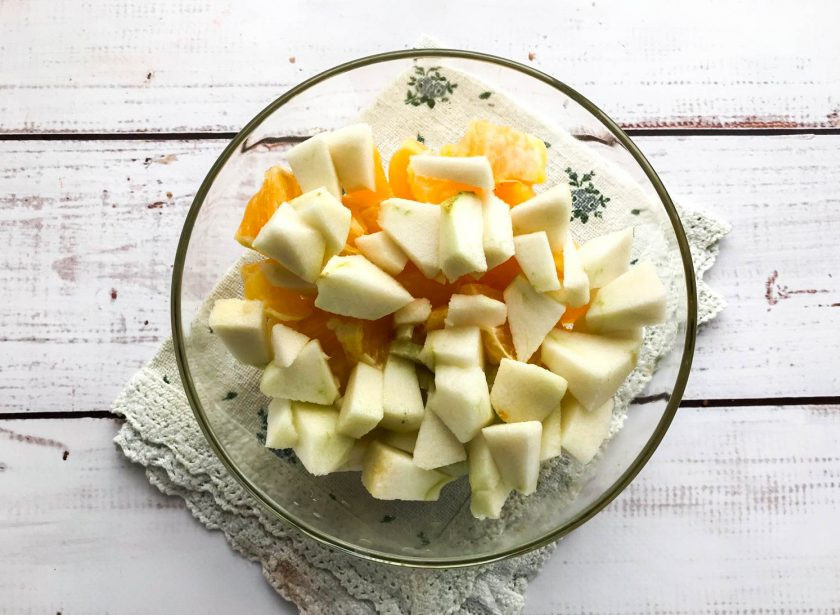 1. Этап. Салат с сельдереем и апельсином: Соедините все ингредиенты в глубокой тарелке.