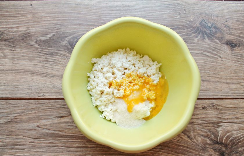 1. Этап. Ленивые вареники как в детском саду: Творог выложите в миску, добавьте сахар и соль, разомните вилкой. Добавьте яйцо и перемешайте до однородности.