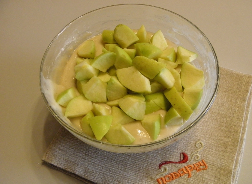 1. Этап. Постный яблочный пирог: У яблок удалите сердцевины, порежьте фрукты крупными кусочками. Добавьте яблоки в тесто, перемешайте.