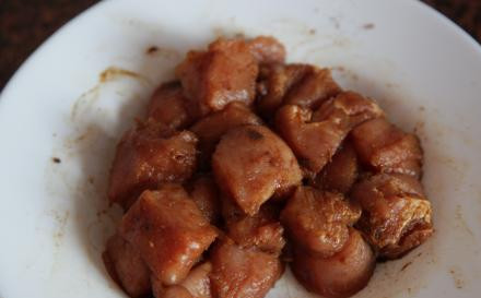 1. Этап. Гуляш с грибами и мясом: Мясо лучше обжаривать небольшими порциями. Обжаренное мясо убираем со сковородки, взамен выкладываем следующую порцию мяса.