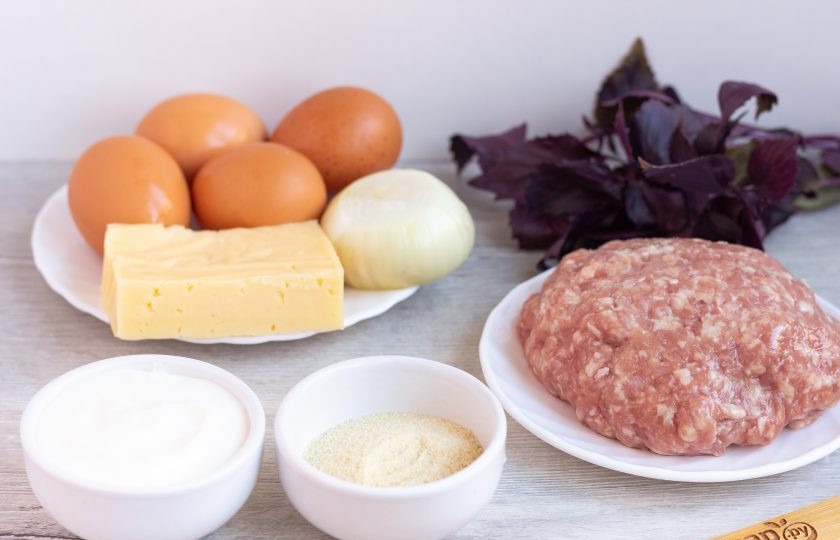 1. Этап. Яичный рулет со свининой и базиликом: Подготовьте все необходимые ингредиенты.