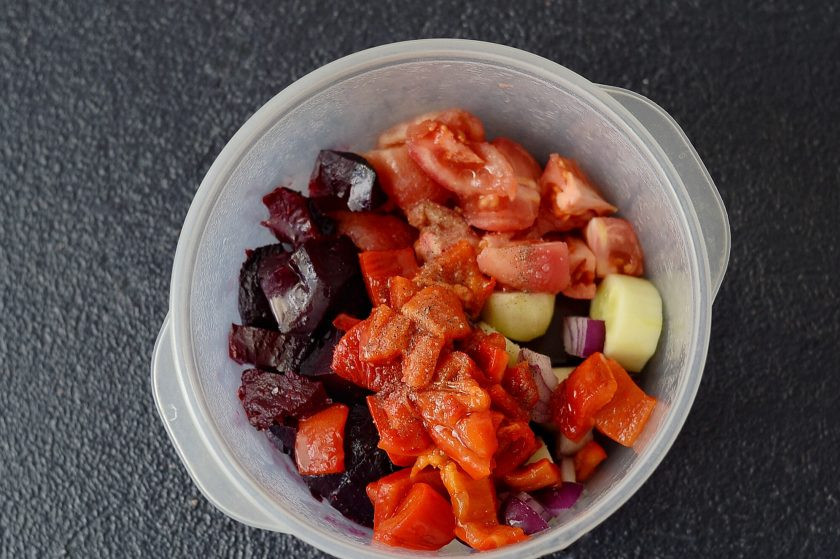 1. Этап. Гаспачо из свеклы: Переложите все подготовленные овощи в одну емкость. Добавьте очищенный чеснок, оливковое масло, все специи и винный уксус. Измельчите блендером до однородной консистенции. Уберите суп в холодильник на пару часов.