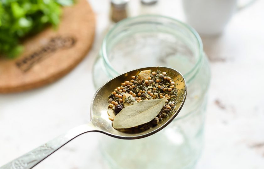 1. Этап. Пьяные помидоры: Банки вымойте с содой и стерилизуйте над паром в течение 10 минут. В каждую банку всыпьте специи: лавр, гвоздику, горчицу в зернах, перец горошком, чеснок.