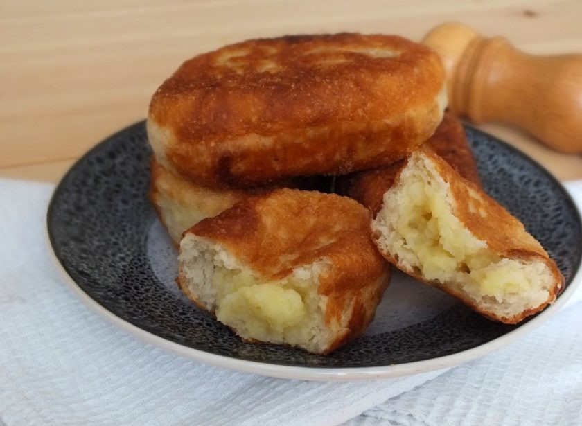 1. Этап. Заварное тесто на дрожжах: 8. Особенно вкусными получаются из этого теста жареные пирожки с картошкой.