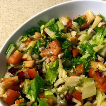 Овощной салат с яблоком и клюквой