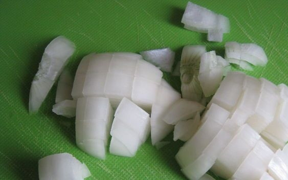 1. Этап. Винегрет с грибами: Лук так же чистим и мелко нарезаем.