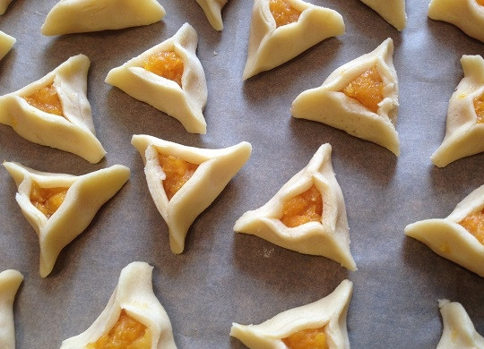 1. Этап. Печенье Уши Амана: 11. Перекладываем на противень, застеленный пергаментом.