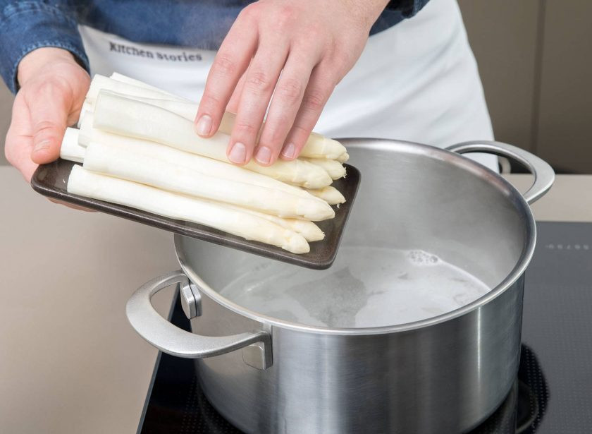 1. Этап. Крем-суп из белой спаржи: 2. В большой кастрюле доведите до кипения вино, воду, соль, сахар и сок лимона. Затем в кипяток опустите спаржу. Варите её в течение 8 минут.