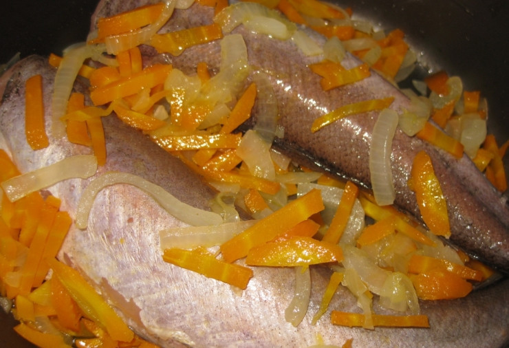 1. Этап. Рыба с овощами в мультиварке: Возвращаем овощи обратно в мультиварку и выкладываем их поверх рыбы.