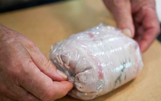 1. Этап. Говядина в горчице и слоеном тесте: 4. При помощи пищевой пленки сверните в рулет, после чего снимите пленку и выложите рулет на слоеное тесто.