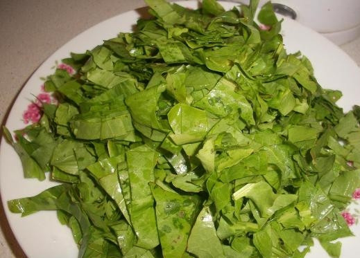 1. Этап. Щавель на зиму (консервация): Чистый щавель нарезаем полосками (или кому как нравится).