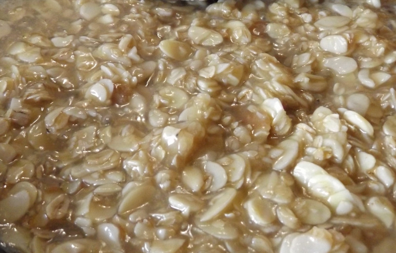 1. Этап. Творожный пирог с хрустящей корочкой: Засыпьте овсянку и миндальные хлопья. Готовьте до загустения массы на медленном огне.