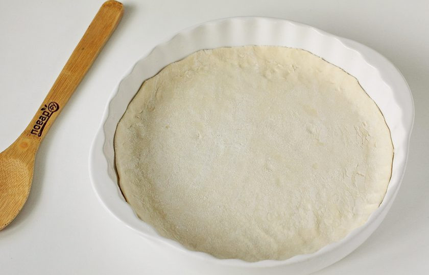 1. Этап. Пицца на слоеном тесте: Раскатайте тесто по размеру формы, аккуратно перенесите и обрежьте лишние края если необходимо.