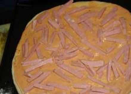 1. Этап. Пицца с помидорами, колбасой и сыром: 4. На соус выложить всю колбасу и нарезанные помидоры.