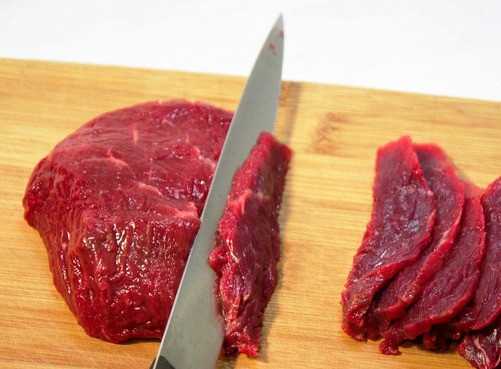 1. Этап. Салат гусарский с говядиной: Нарежьте говядину тонкими ломтиками и поместите на 30 минут в маринад. Стручковую фасоль и чечевицу отварите до готовности в подсоленной воде.