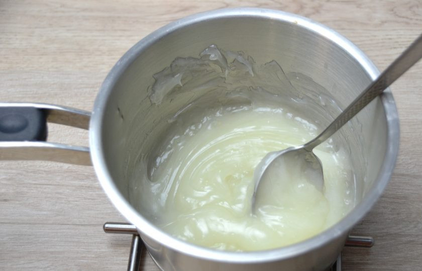 1. Этап. Американский лимонный пирог: Поставьте сотейник на небольшой огонь и при постоянном интенсивном помешивании доведите до загустения.