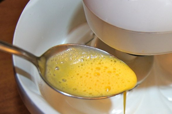 1. Этап. Торт Елизавета: 2. Желтки 4 яиц немного разбить вилкой и понемногу вливать в белки. Чтобы торт 