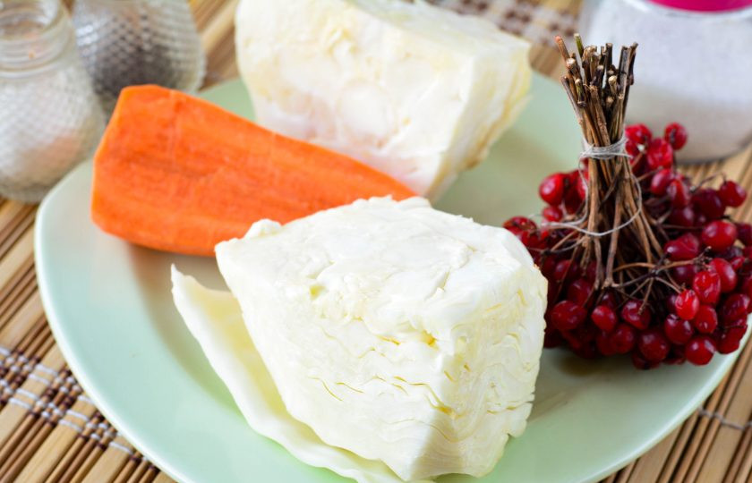 1. Этап. Квашеная капуста с калиной: Подготовьте ингредиенты для приготовления квашеной капусты с калиной.