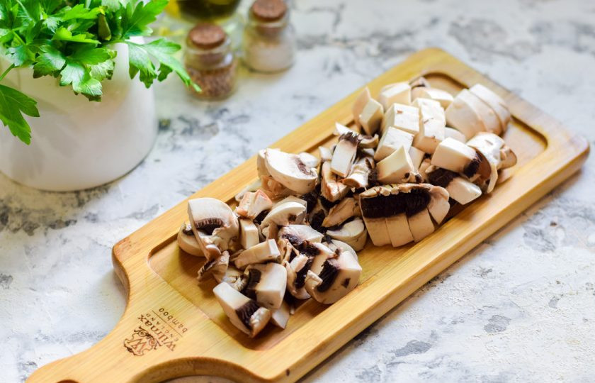 1. Этап. Салат Чикаго с копченой грудкой: Грибы сполосните и просушите, нарежьте небольшими кусочками.