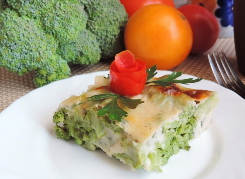 1. Этап. Запеченная брокколи под соусом: 11. После приготовления остужаю брокколи, разрезаю на кусочки, как запеканку, подаю к столу уже остывшее блюдо.