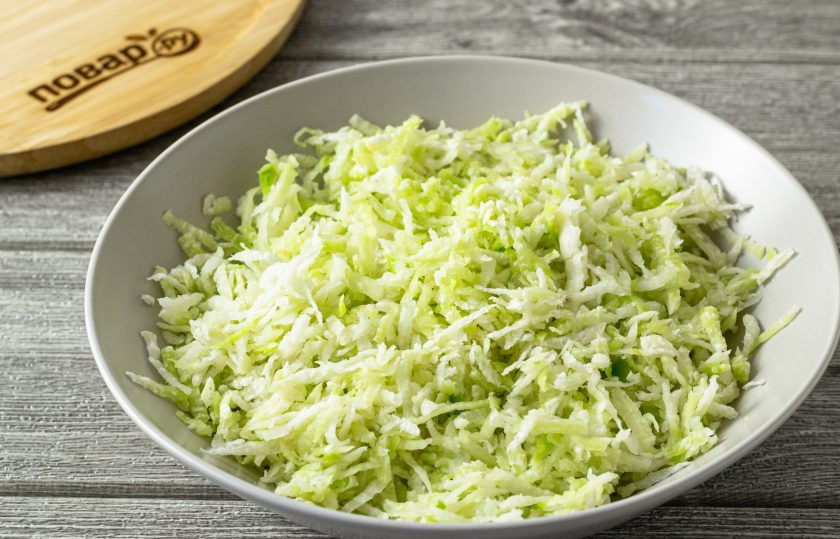 1. Этап. Пельмени с редькой: Для начинки помойте редьку, очистите от кожуры и натрите на терке. Подсолите и отложите в сторону.