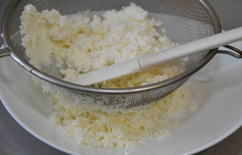 1. Этап. Налистники с творогом на крахмале: Пока тесто настаивается, займитесь начинкой. Творог протрите через сито.