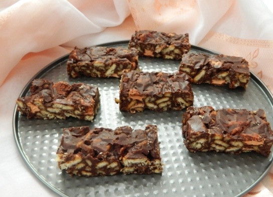 1. Этап. Печенье Rocky Road: 6. Застывшую массу разрезаем на кусочки. Rocky Road можно посыпать сахарной пудрой или украсить разноцветной глазурью.