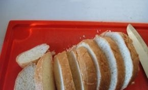 1. Этап. Хлеб в кляре: 1. Для гренок лучше брать батон. Нарезаем его на части толщиной не более 1 сантиметра.