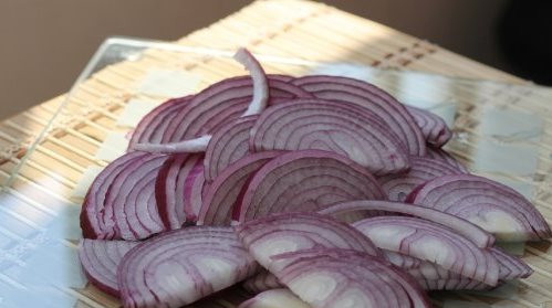 1. Этап. Печень с овощами: Кольцами нарезаем лук.