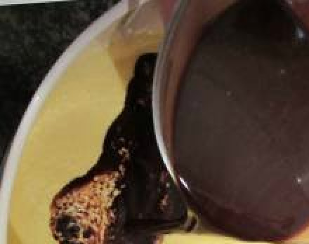 1. Этап. Торт Шифоновая Прага: Сваренный кофе смешать с какао и влить к желткам.