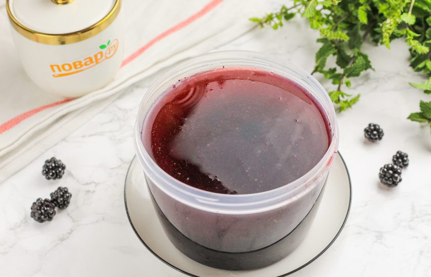 1. Этап. Ежевичная наливка: Влейте водку и тщательно все перемешайте. Алкоголь должен быть качественным, иначе после дегустации наливки будет оставаться неприятный привкус! Закройте емкость крышкой и оставьте в темном месте на 2-3 недели. Время от времени встряхивайте емкость.