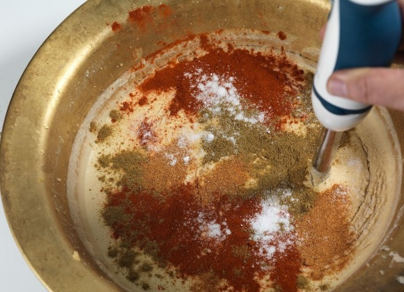 1. Этап. Хумус от Сталика Ханкишиева: 6. Добавьте соль и специи.