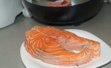 1. Этап. Жареная семга в мультиварке: 1. Подготовьте все компоненты блюда. Со стейка семги удалите шкурку.