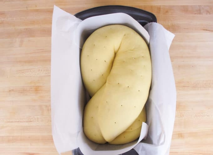 1. Этап. Бабка с корицей: 12. Теперь тесто по периметру проколите вилкой. А потом смажьте смесью из молока и белка.