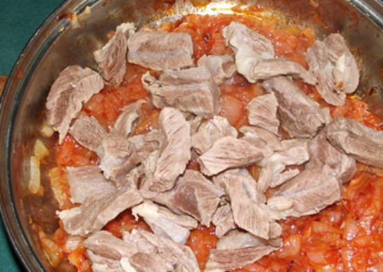 1. Этап. Говядина по-грузински: Отваренное мясо выложите на сковороду к луку.