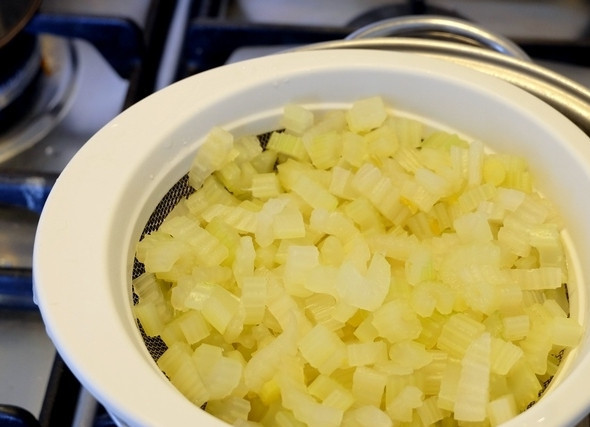 1. Этап. Овощи по-сицилийски с каперсами: 6. Пусть сельдерей так постоит около 10 минут, после чего поменяйте воду и проварите его минут 10 в подсоленной воде.