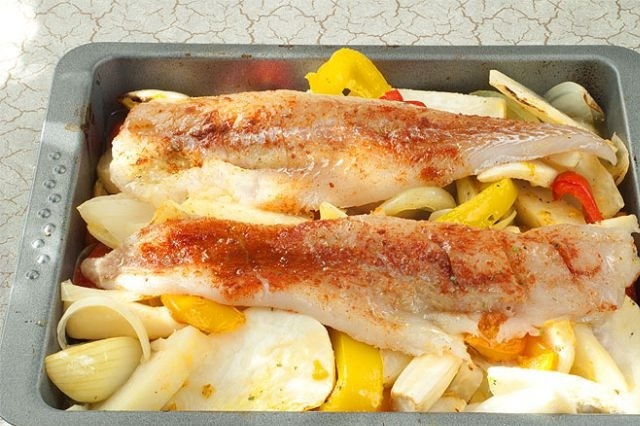 1. Этап. Филе минтая в духовке диетическое: 4. Аккуратно достаньте противень, выложите сверху овощей рыбку и отправьте обратно в духовку. Запекается минтай достаточно быстро, так как филе довольно тонкое.