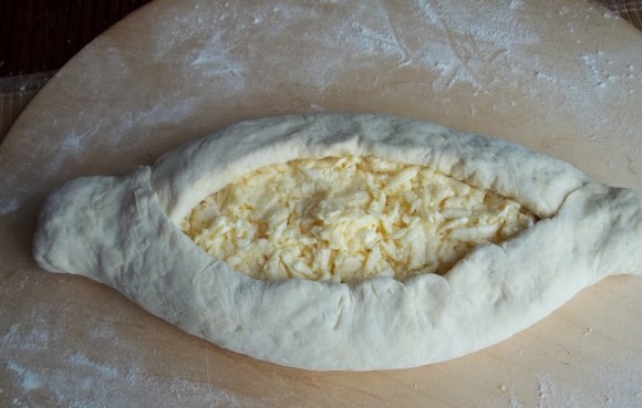 1. Этап. Аджарские хачапури Лодочка: 8. Поднимите края немного вверх и защипите. Вот такие аджарские хачапури 