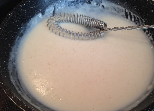 1. Этап. Морковно-шпинатное суфле: 1. В первую очередь приготовим соус бешамель. На сливочном масле обжарим муку минутки 2, затем вливаем молоко и размешивая венчиком, чтобы не было комочков, поварим пару минут. Добавим мускатный орех и соль по вкусу. Охладим соус.