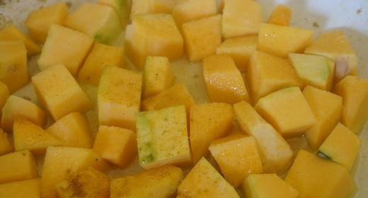 1. Этап. Рагу со свининой в духовке: В другой сковороде потушите тыкву до мягкости с солью и карри.