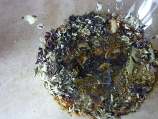 1. Этап. Язык свиной в духовке: 1. В миску добавьте измельченный чеснок, лавровый лист, хмели-сунели, тимьян, влейте соевый соус и подсолнечное масло, перемешайте.