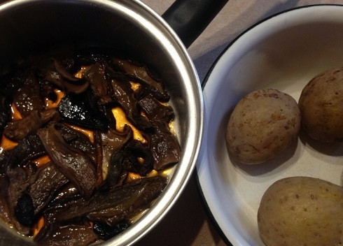 1. Этап. Картофельные тефтели с грибами: Отвариваем картофель в кожуре практически до готовности. Самое главное — не переварить! И отвариваем сушеные грибы в небольшом количестве воды.