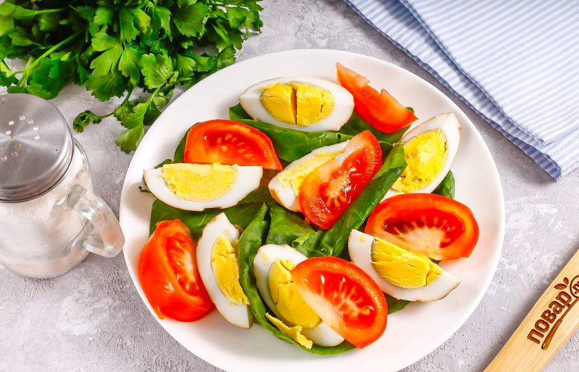 1. Этап. Салат с копчеными яйцами: Промойте помидор и вырежьте из него сердцевинку. Нарежьте ломтиками и выложите на тарелку.