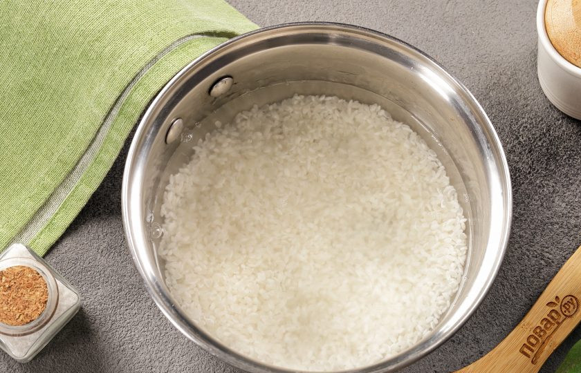 1. Этап. Суши-моти: Залейте рис стаканом воды, доведите до кипения, сделайте минимальный огонь и варите не мешая 12 минут.