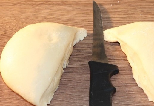 1. Этап. По мотивам кребли или вергуны: 10. Делим тесто на две части и обминаем. С одной работаем, а вторую часть теста скатываем в шар, убираем в миску и закрываем. Тесто старайтесь не забивать лишней мукой.