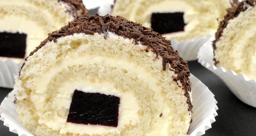 1. Этап. Бисквитный рулет с желе: 7. Бисквит смажьте кремом и оставьте пару ложек крема для украшения. Уложите полоски желе (слой крема под ними должен быть толще), скрутите тугой рулет, смажьте верх кремом и посыпьте тертым шоколадом. Поставьте в холодильник на 2-3 часа. Приятного аппетита!