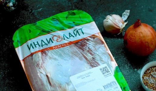 1. Этап. Рождественская пячиста из индейки: Подготовить все ингредиенты. Очистить лук и чеснок, натереть на мелкой терке, сок отжать для маринада, жмых выбросить.