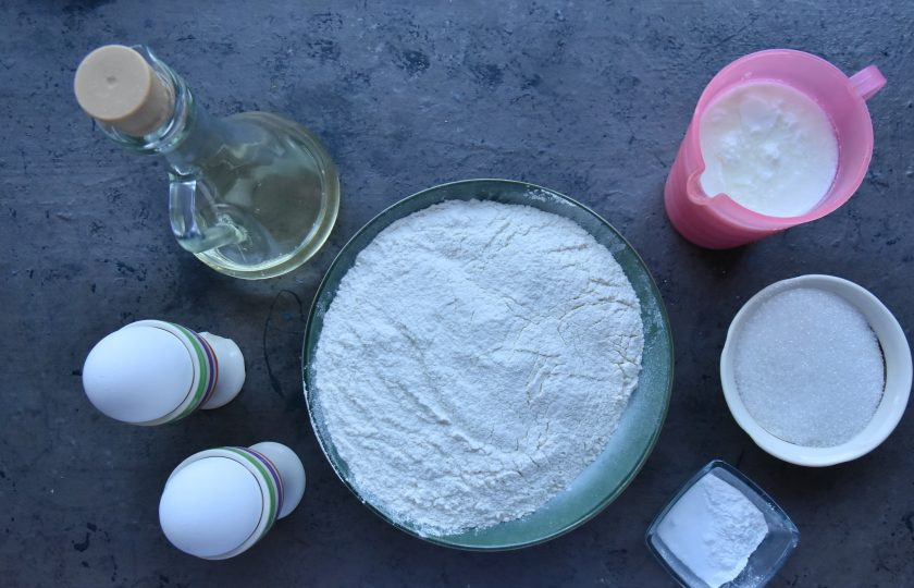 1. Этап. Пышные панкейки рецепт на кефире: Подготовьте ингредиенты для приготовления панкейков. Чтобы панкейки получились пышными, подогрейте кефир в микроволновой печи в течение одной минуты.